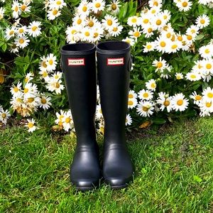 HUNTER TALL BOOTS IN MATTE BLACK SZ- 6